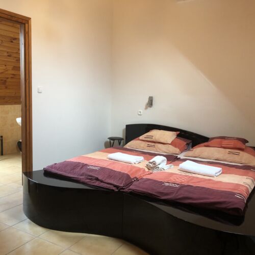 Pokoj s manželskou postelí na poschodí v podkroví