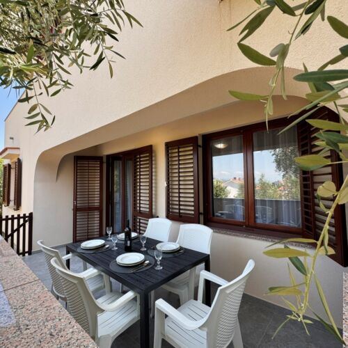 2-Zimmer-Apartment für 4 Personen Parterre mit Klimaanlage (Zusatzbett möglich)