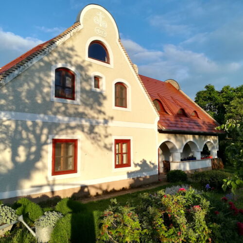 Garden View Whole House Farmhouse for 12 Persons