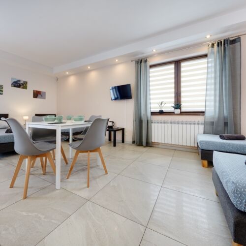 Pokój 4-osobowy z balkonem z widokiem na ogród