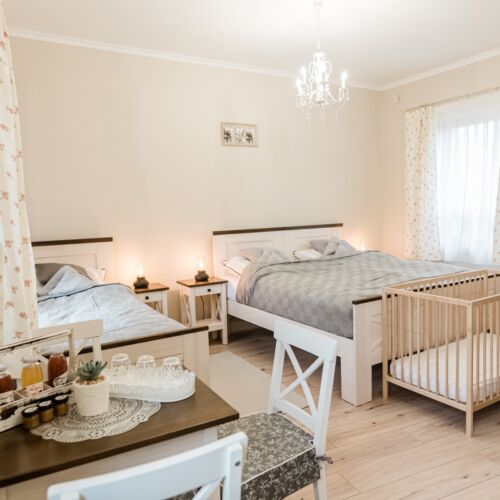 Camera cvadrupla accesibil(ă) persoanelor cu dizabilități