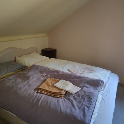 Pokoj s manželskou postelí na poschodí v podkroví