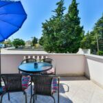 Apartman s klimatizací s terasou pro 4 os. se 2 ložnicemi A-18098-a