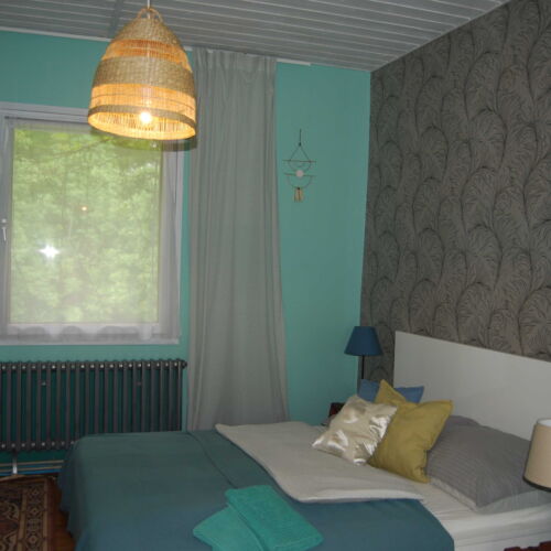 Pokoj se společnou kuchyňkou  s manželskou postelí