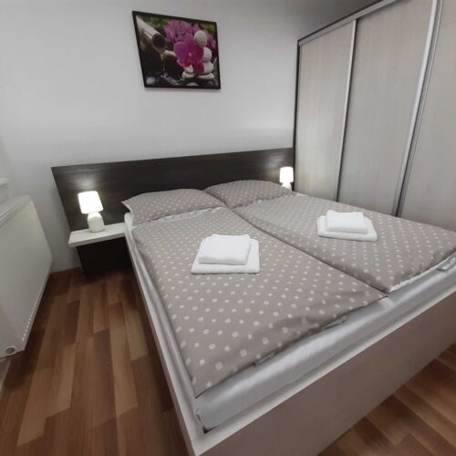 Apartament cu duș cu chicinetă proprie pentru 2 pers.