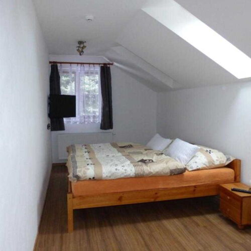 Apartman s manželskou postelí s 1 ložnicí na poschodí  (s možností přistýlky)