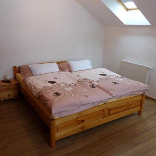 Apartman s manželskou postelí s 1 ložnicí na poschodí  (s možností přistýlky)