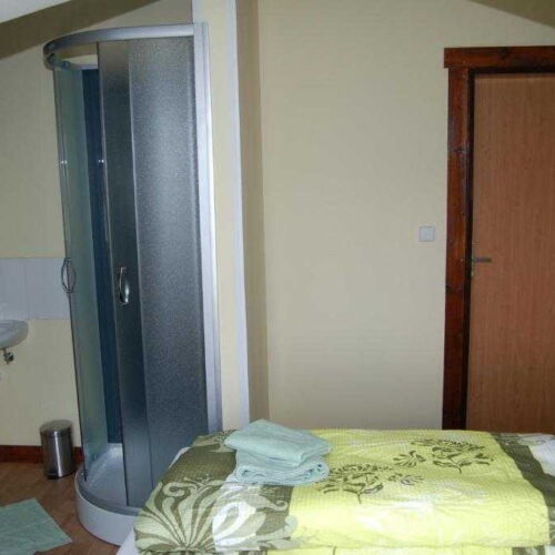Camera tripla cu duș cu terasă