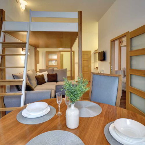 Apartament cu chicinetă proprie cu vedere spre oraș cu 2 camere pentru 6 pers.