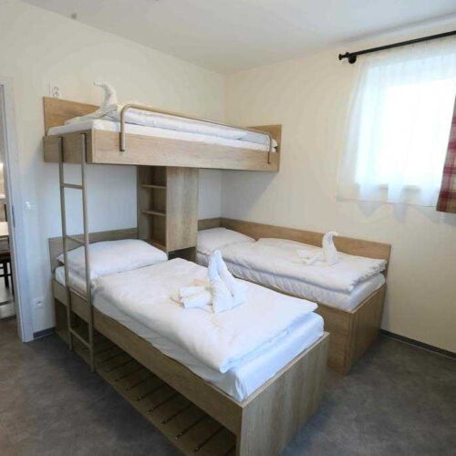 Apartman se sprchou s privátní koupelnou mimo apartmán pro 5 os. s 1 ložnicí (s možností přistýlky)