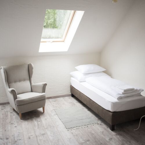 Camera tripla familial(ă)