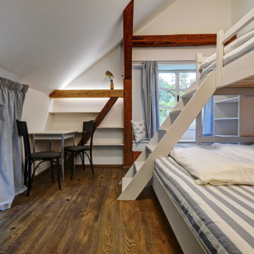 Pokoj se sprchou se společnou kuchyňkou pro 3 os.