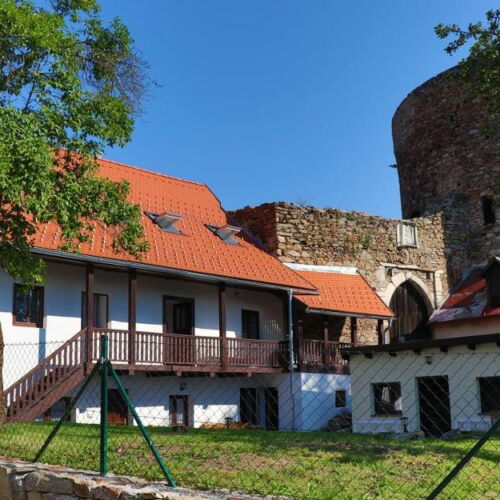 Apartman se sprchou s vlastní kuchyňkou pro 10 os. s 5 ložnicemi (s možností přistýlky)