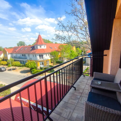 Camera cvadrupla cu balcon cu baie (se poate solicita pat suplimentar)