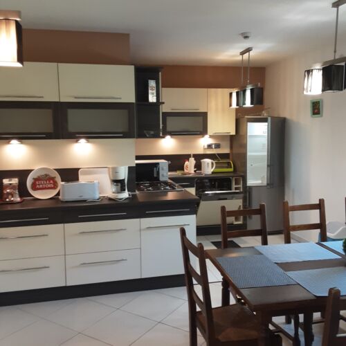 Apartament 10-osobowy cały dom z klimatyzacją z 3 pomieszczeniami sypialnianymi