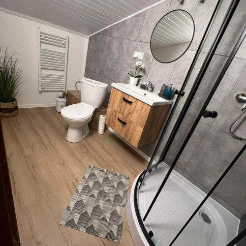 Vierbettzimmer im Dachgeschoss mit Dusche