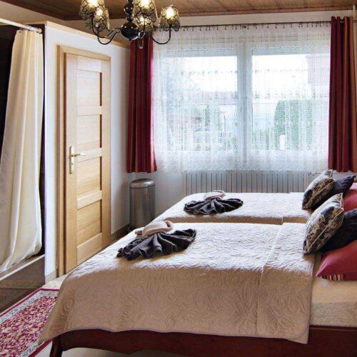 Pokoj se sprchou  s manželskou postelí