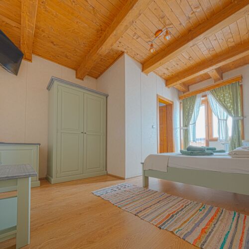 Pokoj s balkónem  s manželskou postelí