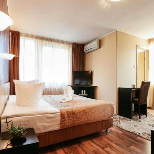 Camera tripla la etaj