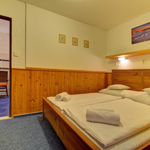 Camera cvadrupla familial(ă) (se poate solicita pat suplimentar)