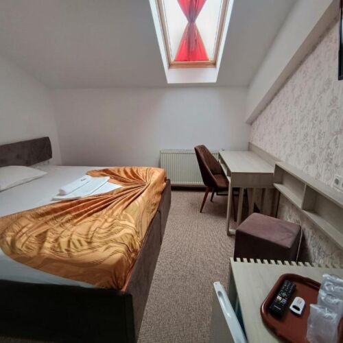 Camera dubla queen la mansardă