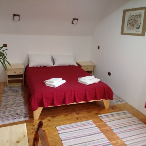 Camera tripla la etaj cu baie