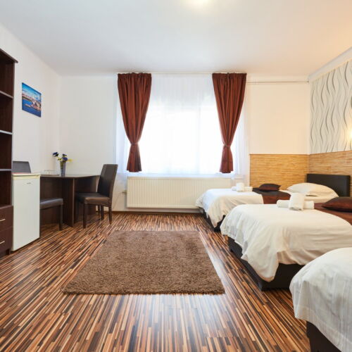 Camera tripla standard la parter