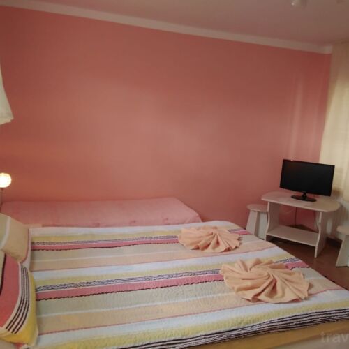 Camera tripla romantică la parter