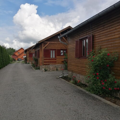 Cabană pentru 8 pers. (se inchirieaza doar integral)