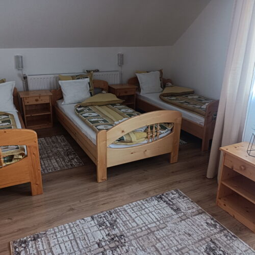 Camera tripla la etaj cu balcon