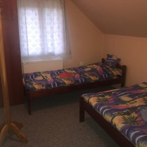 Cabană cu vedere spre pădure cu vedere spre curte pentru 10 pers. (se inchirieaza doar integral)