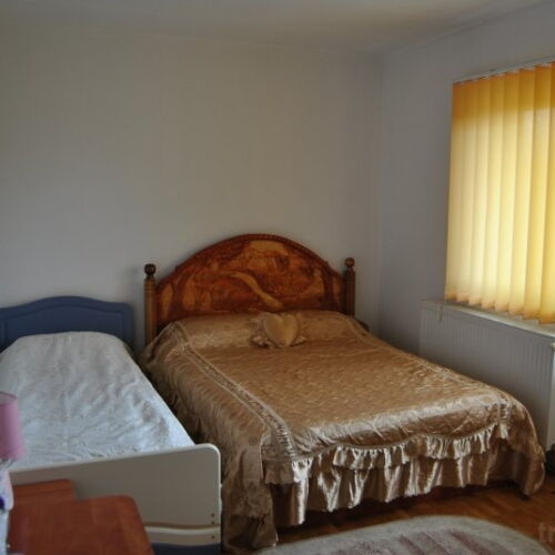 Camera tripla la etaj cu balcon