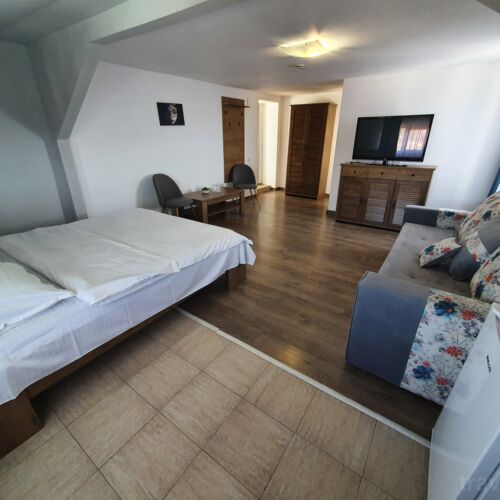 Pokoj s manželskou postelí na poschodí 