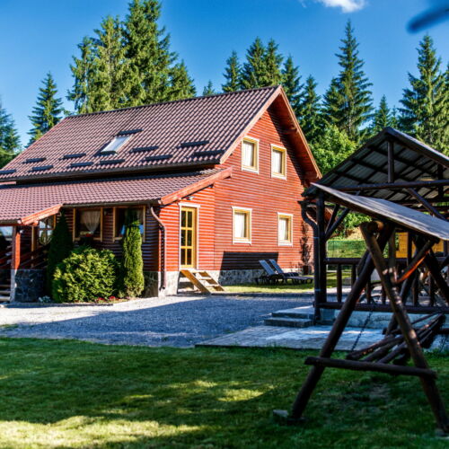 Cabană confort tourist pentru 14 pers. (se inchirieaza doar integral) (se poate solicita pat suplimentar)