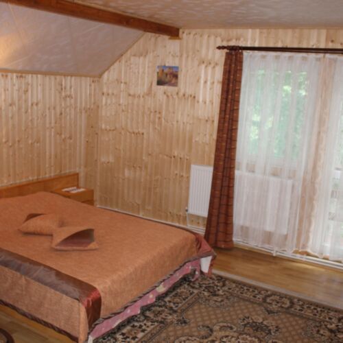 Camera cvadrupla classic cu balcon