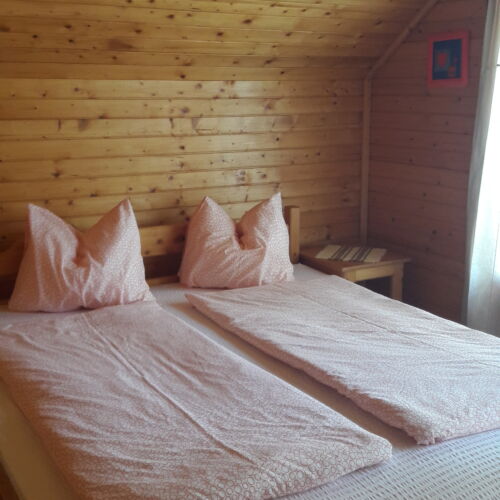 Cabană pentru 8 pers. (se inchirieaza doar integral)