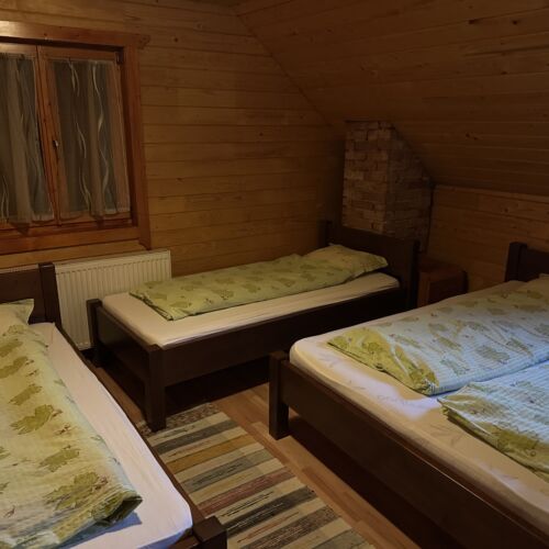 Cabană cu balcon cu vedere spre pădure pentru 20 pers. (se inchirieaza doar integral) (se poate solicita pat suplimentar)