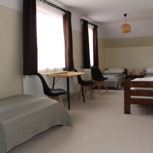 Camera cvadrupla la mansardă