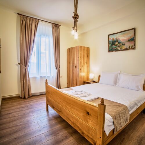 Camera dubla standard cu vedere spre curte