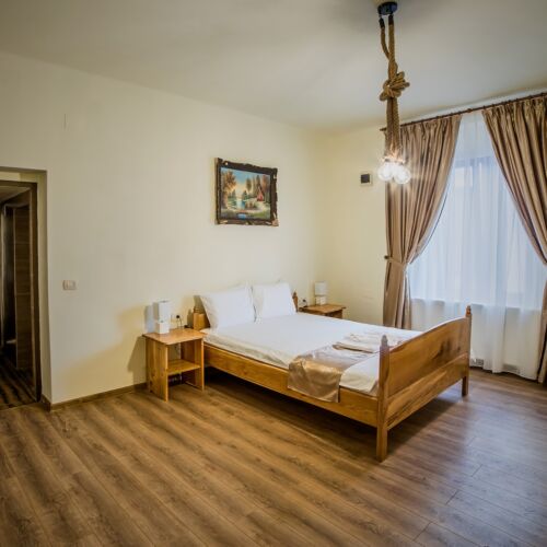 Camera cvadrupla studio cu vedere spre curte