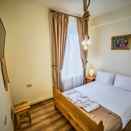 Camera dubla economy cu vedere spre curte