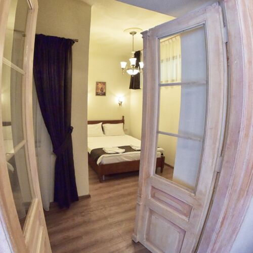 Suita deluxe cu vedere spre curte cu 1 camera pentru 4 pers.