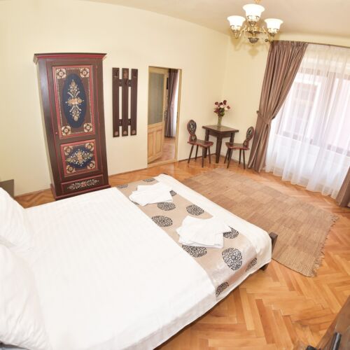 Apartament deluxe cu vedere spre curte cu 2 camere pentru 4 pers.