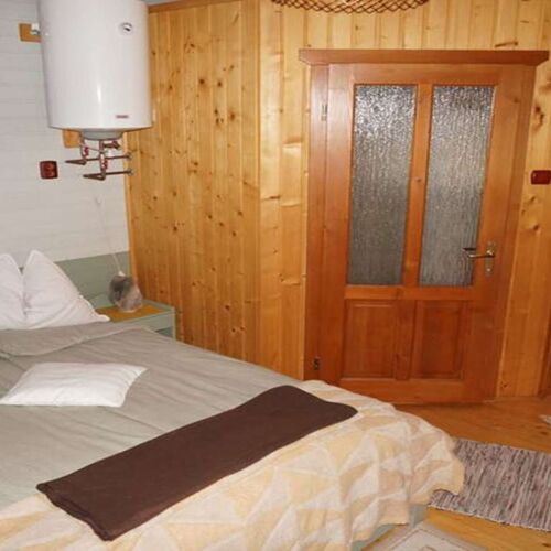 Cabană cu baie pentru 4 pers. (se inchirieaza doar integral)