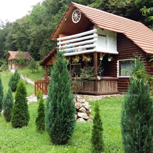 Cabană întreaga unitate cu balcon pentru 4 pers. (se inchirieaza doar integral)