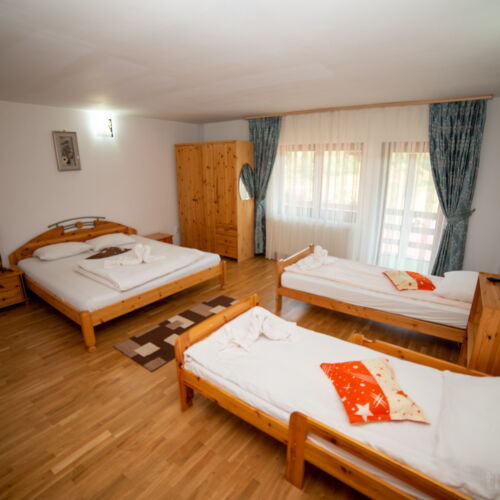 Camera cvadrupla cu balcon