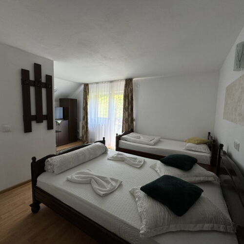 Camera tripla cu balcon cu vedere spre pădure