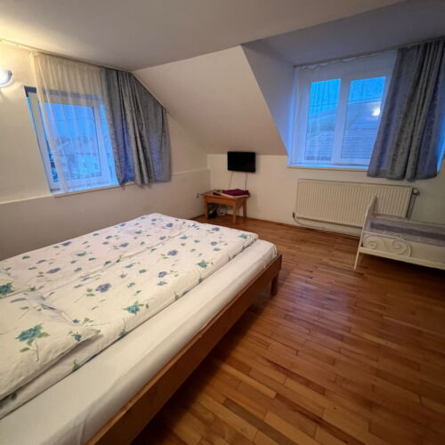 Camera tripla la etaj cu baie