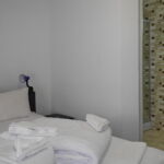 Fürdőszobás franciaágyas szoba (pótágyazható)