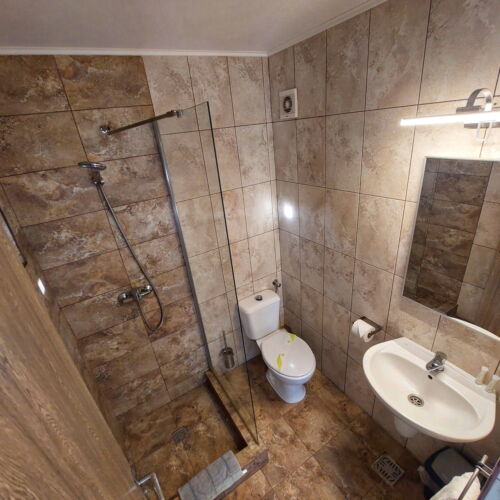 Camera twin la parter cu baie